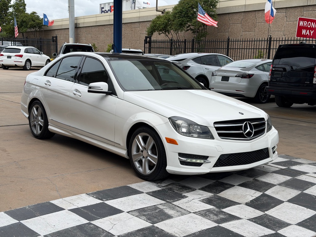 Photo 5 of this MERCEDES-BENZ C-CLASS