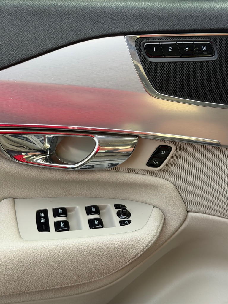 Photo 14 of this VOLVO XC90