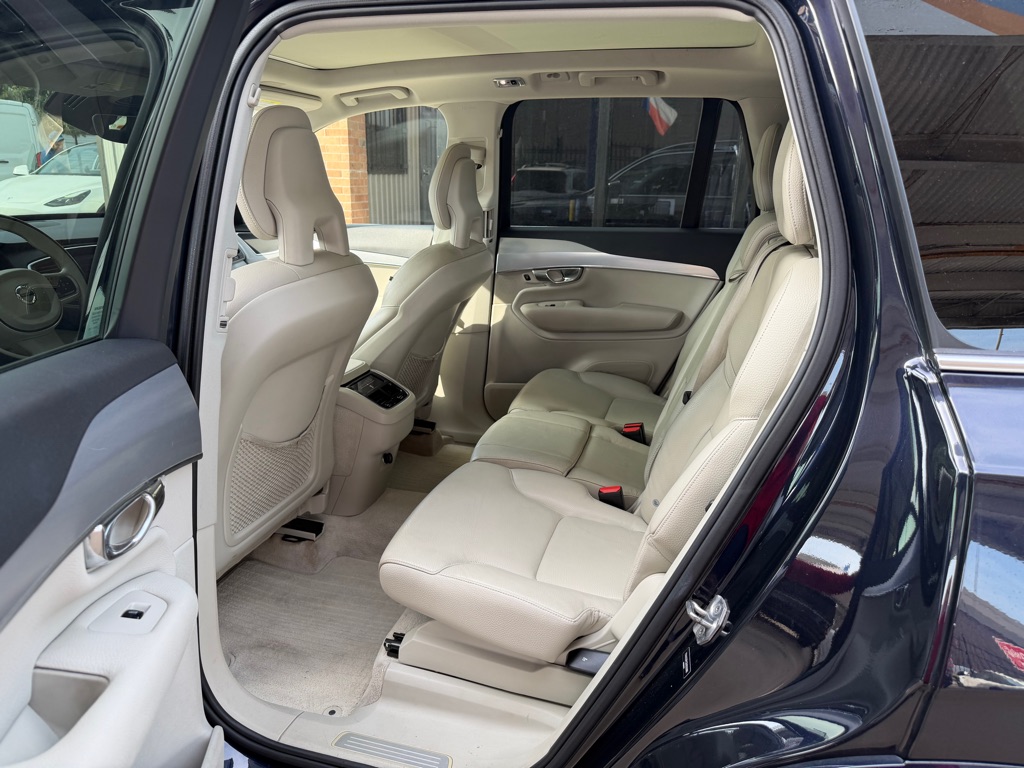 Photo 8 of this VOLVO XC90