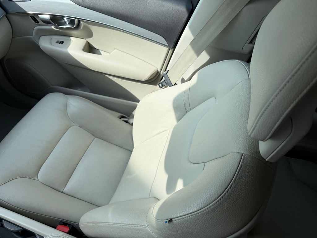 Photo 20 of this VOLVO XC90