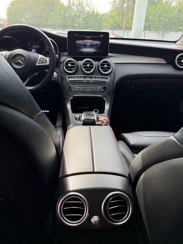 Photo 12 of this MERCEDES-BENZ GLC