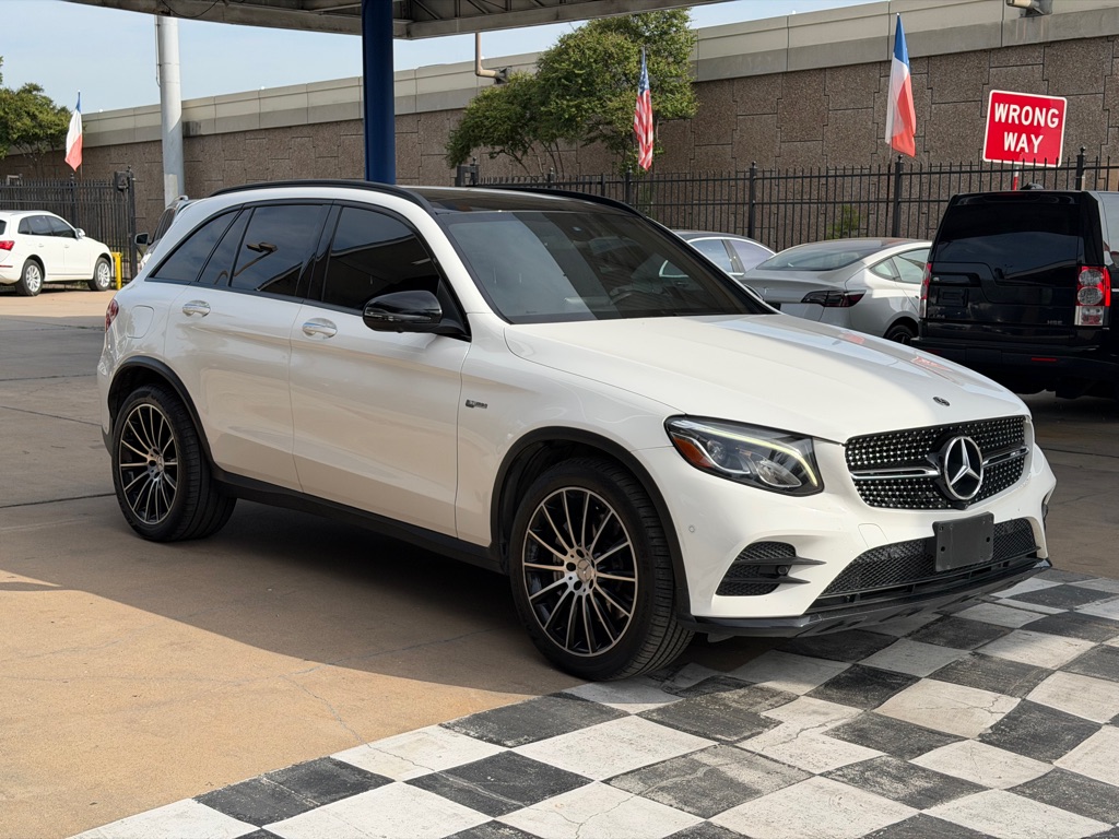 Photo 5 of this MERCEDES-BENZ GLC