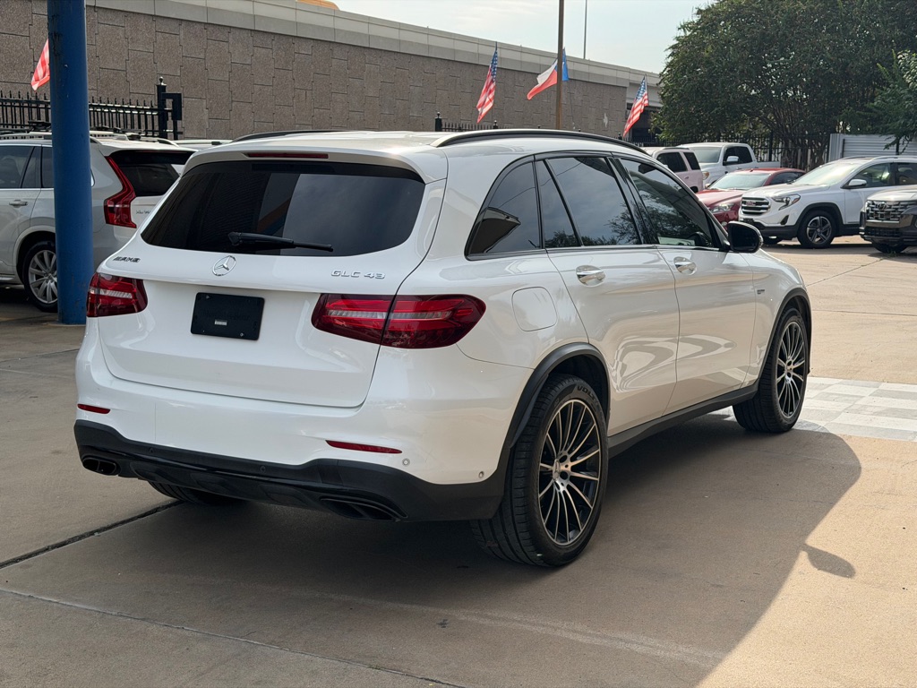 Photo 4 of this MERCEDES-BENZ GLC