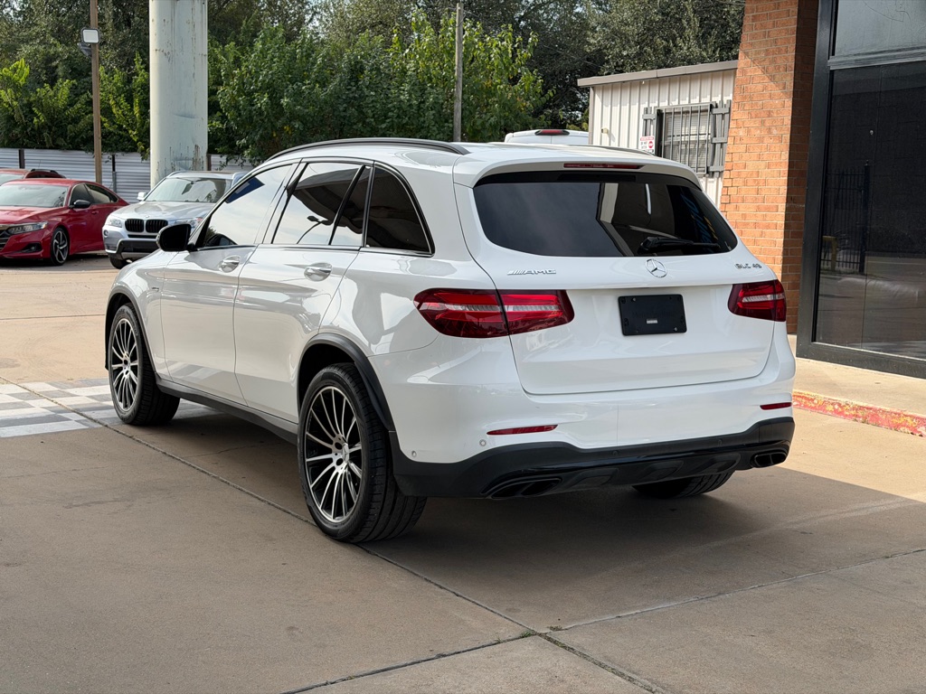 Photo 2 of this MERCEDES-BENZ GLC