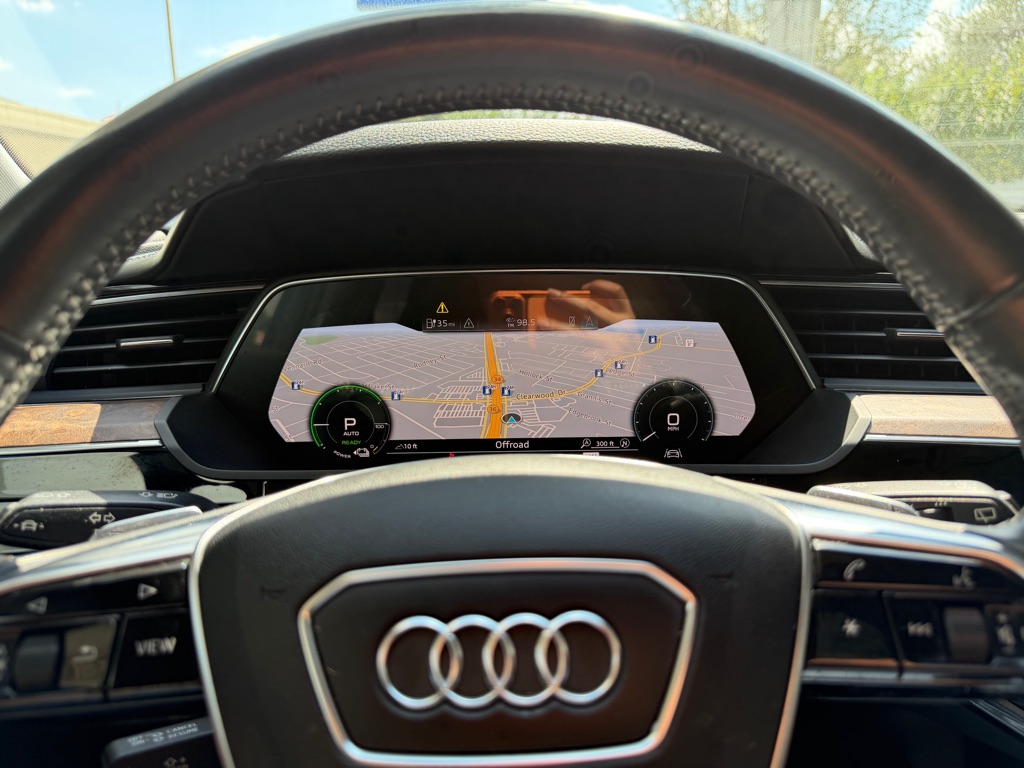 Photo 12 of this AUDI E-TRON