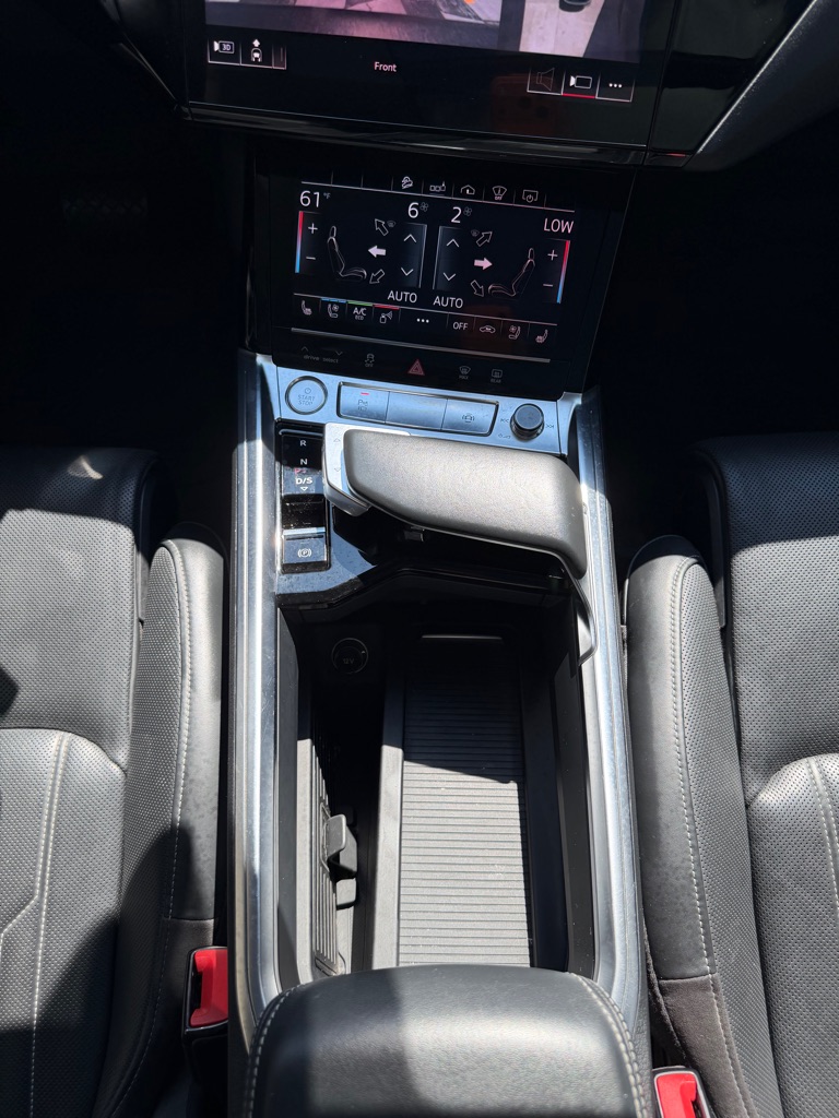 Photo 21 of this AUDI E-TRON