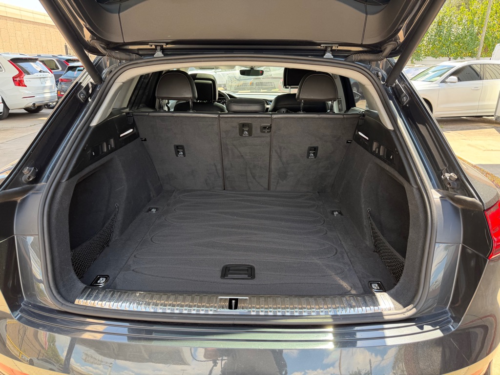 Photo 24 of this AUDI E-TRON