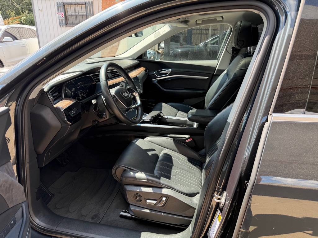 Photo 8 of this AUDI E-TRON