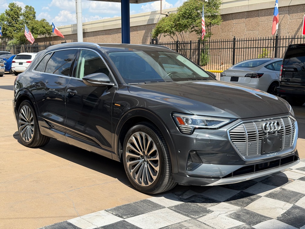 Photo 6 of this AUDI E-TRON