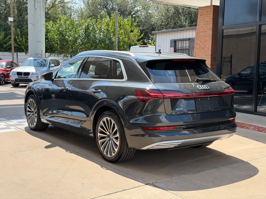 Photo 3 of this AUDI E-TRON