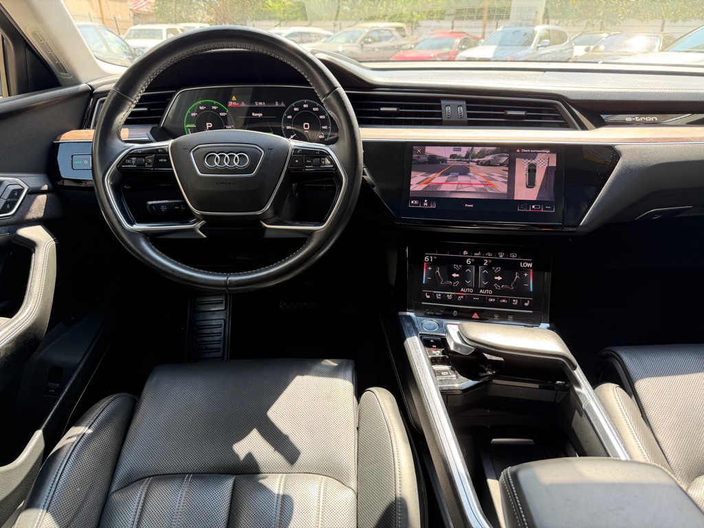 Photo 18 of this AUDI E-TRON