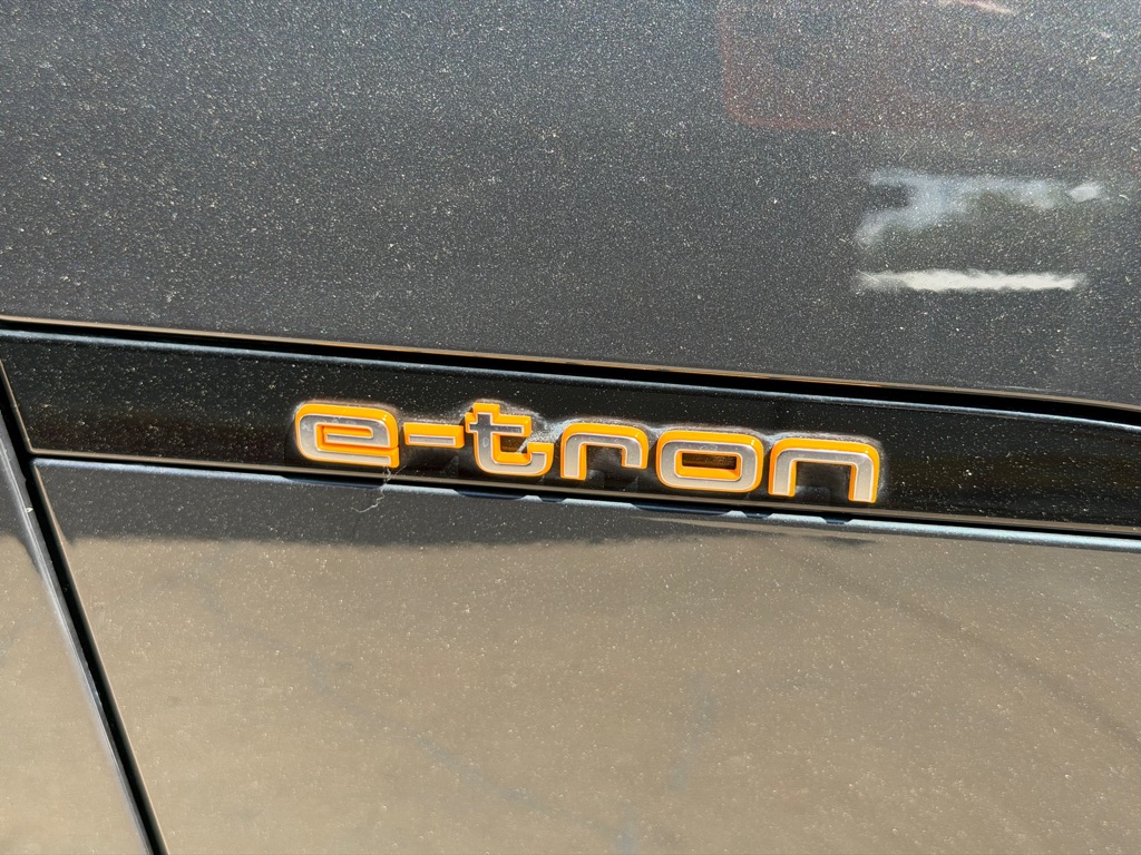 Photo 7 of this AUDI E-TRON