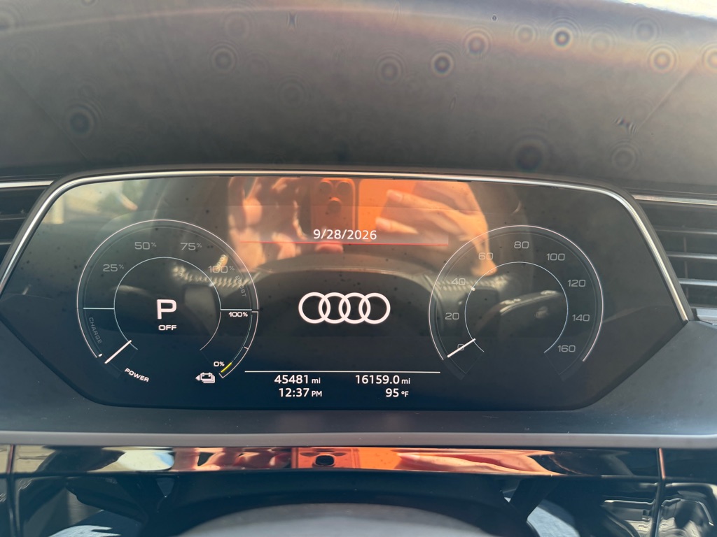 Photo 13 of this AUDI E-TRON