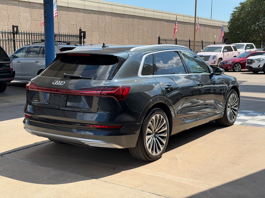 Photo 5 of this AUDI E-TRON