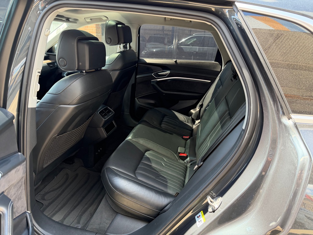 Photo 9 of this AUDI E-TRON