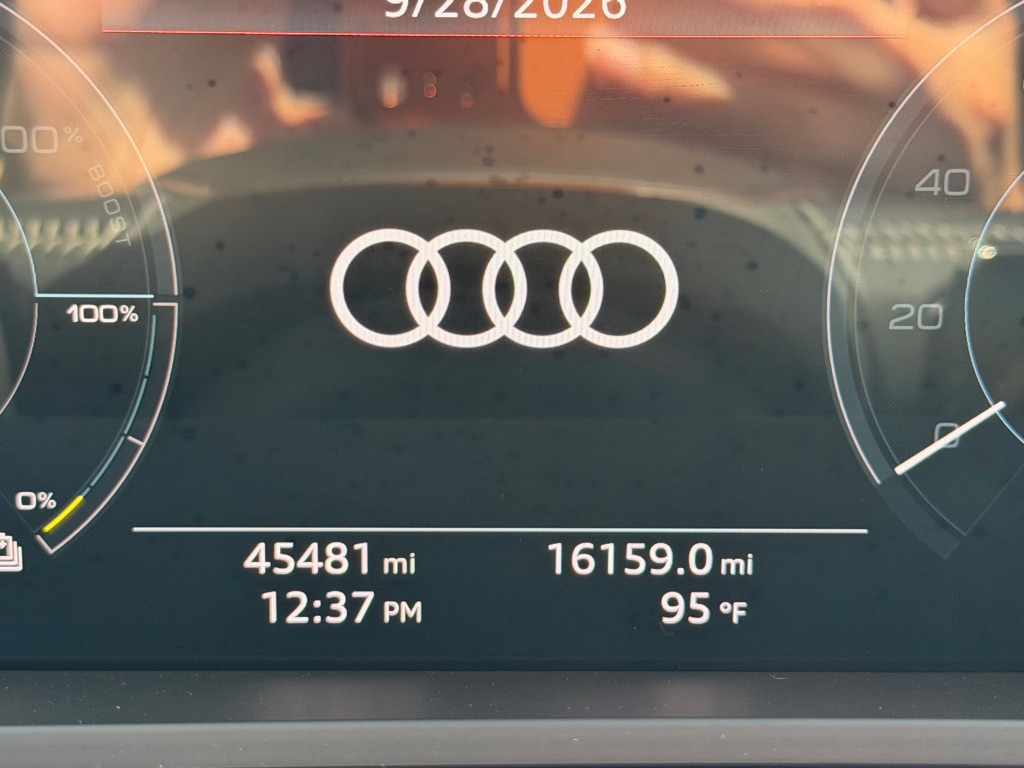 Photo 14 of this AUDI E-TRON
