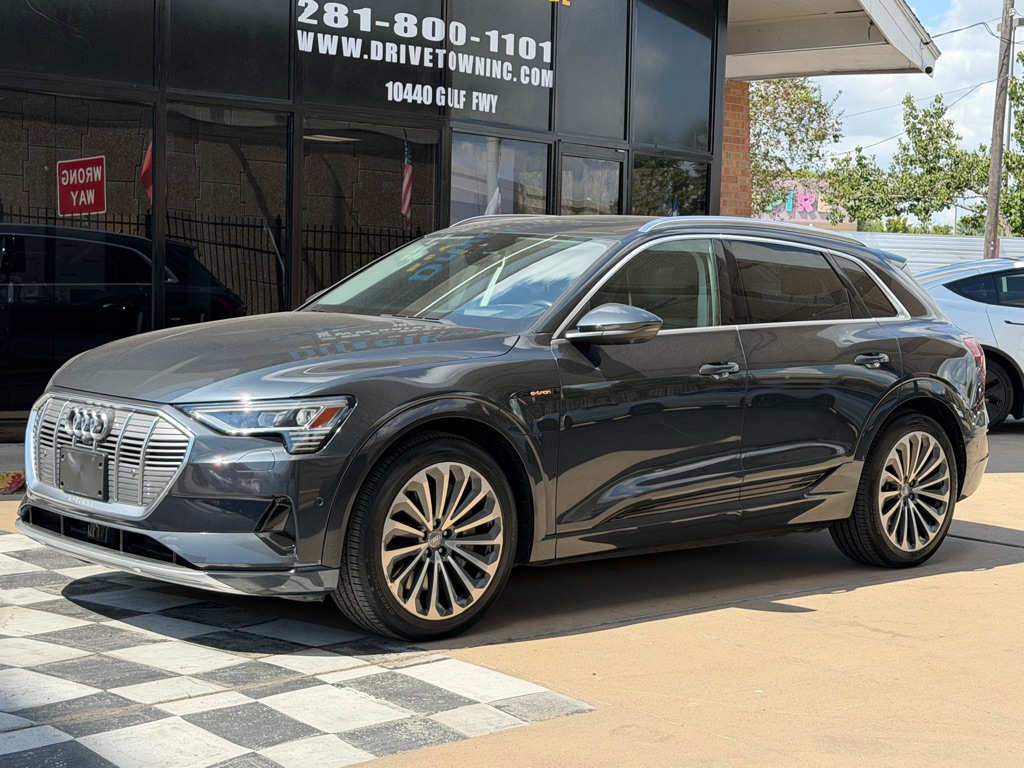 Photo 2 of this AUDI E-TRON