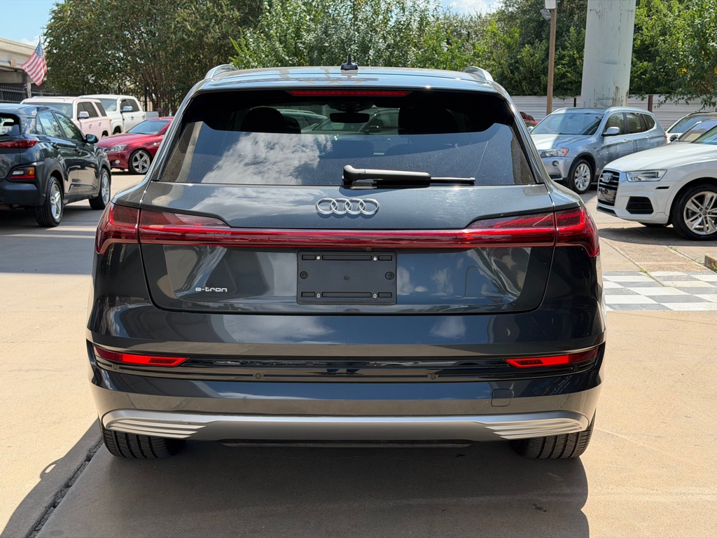 Photo 4 of this AUDI E-TRON