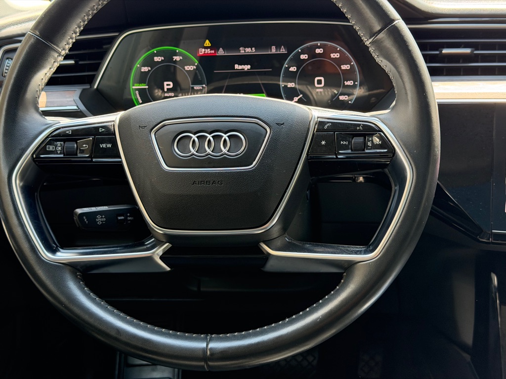 Photo 20 of this AUDI E-TRON
