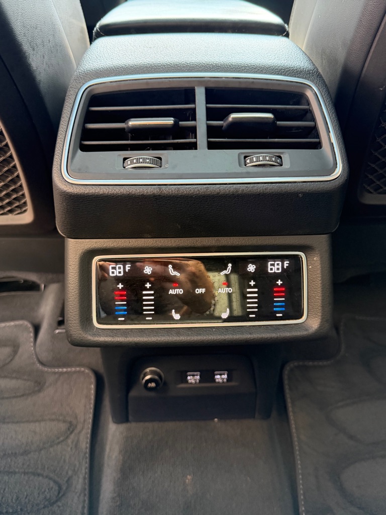 Photo 17 of this AUDI E-TRON