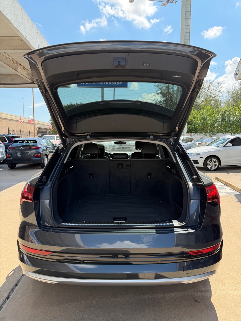Photo 23 of this AUDI E-TRON