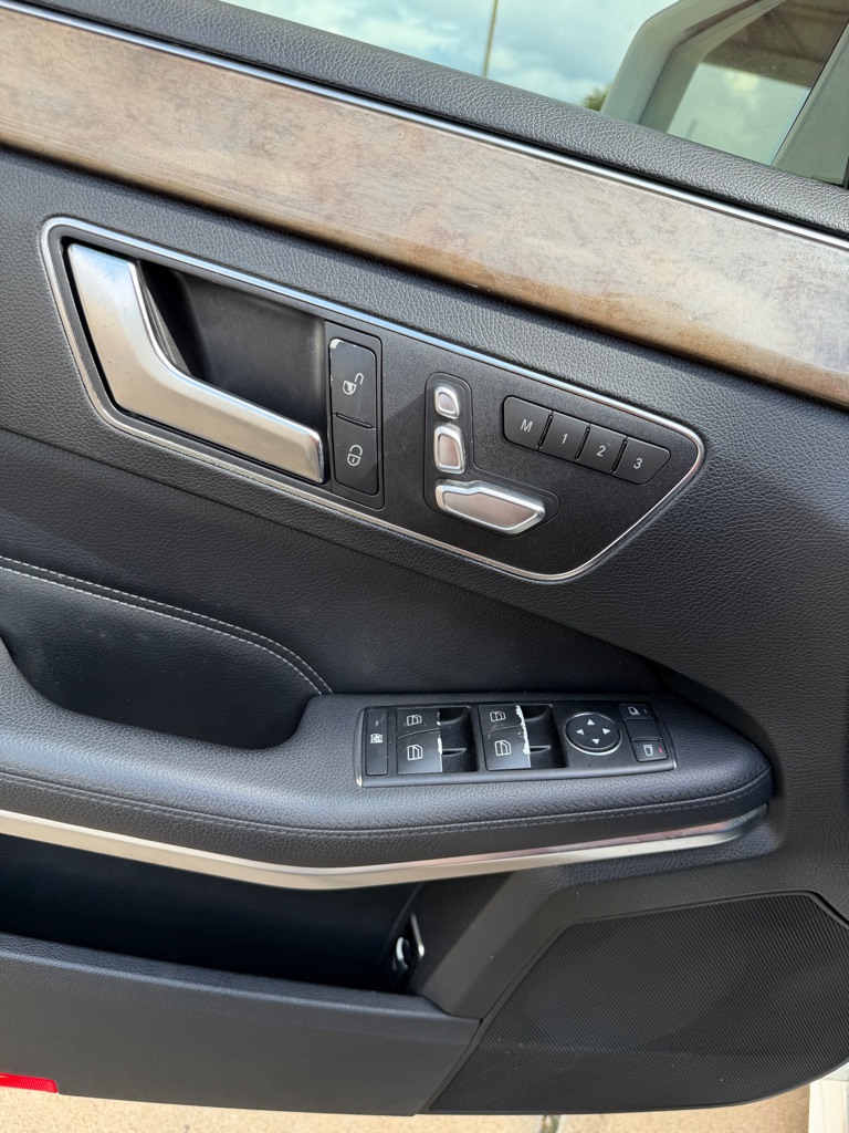 Photo 14 of this MERCEDES-BENZ E-CLASS