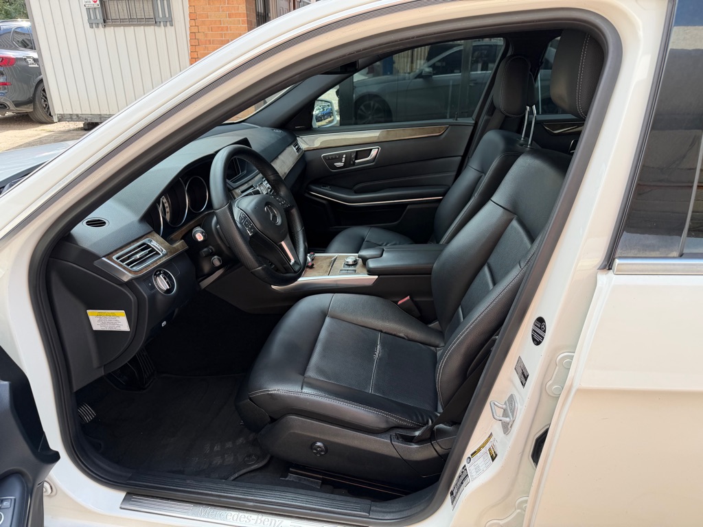 Photo 8 of this MERCEDES-BENZ E-CLASS