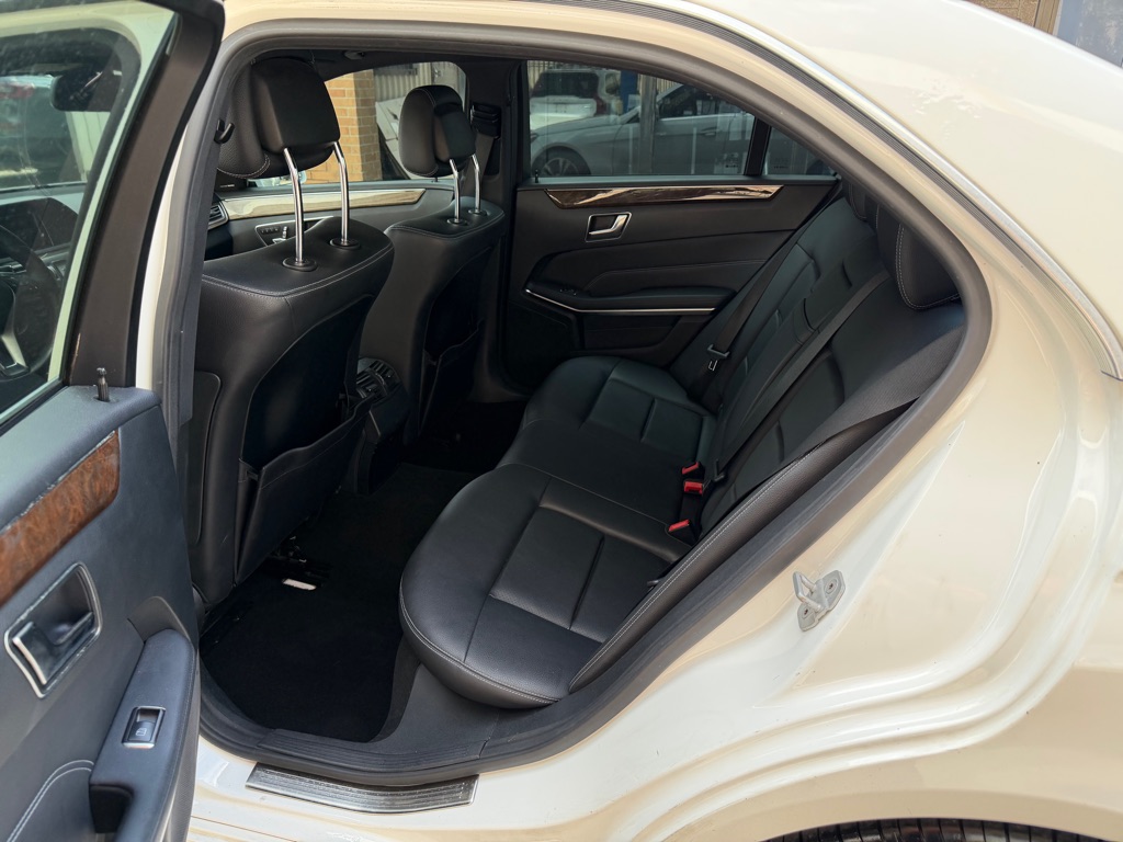 Photo 9 of this MERCEDES-BENZ E-CLASS