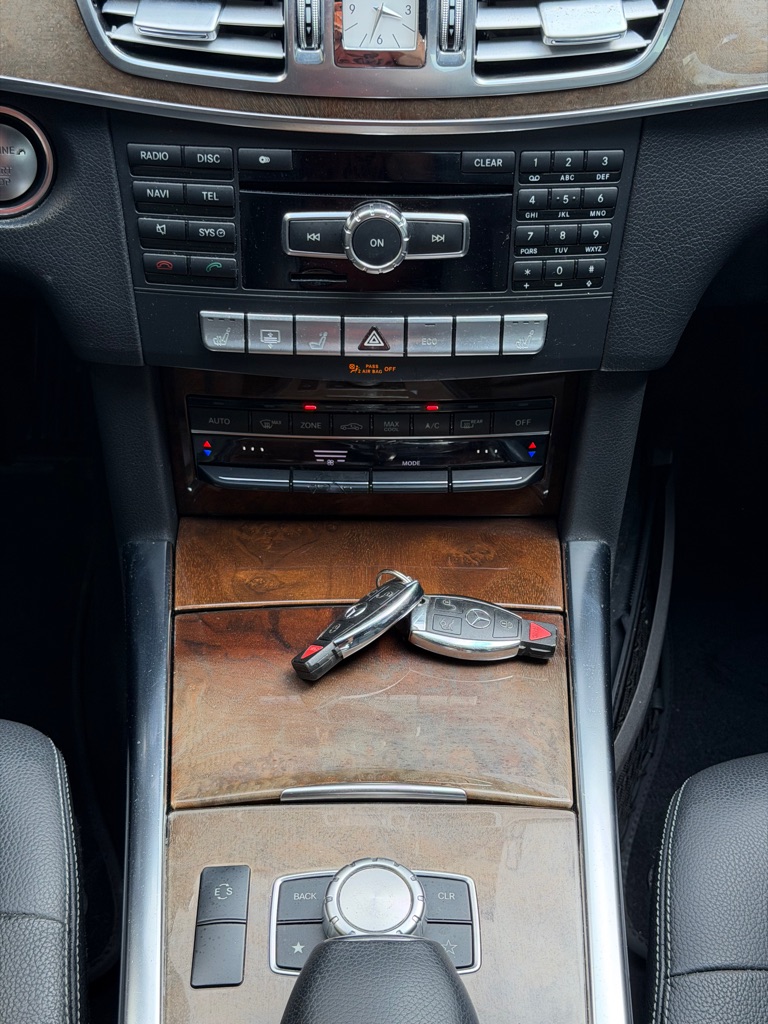 Photo 19 of this MERCEDES-BENZ E-CLASS