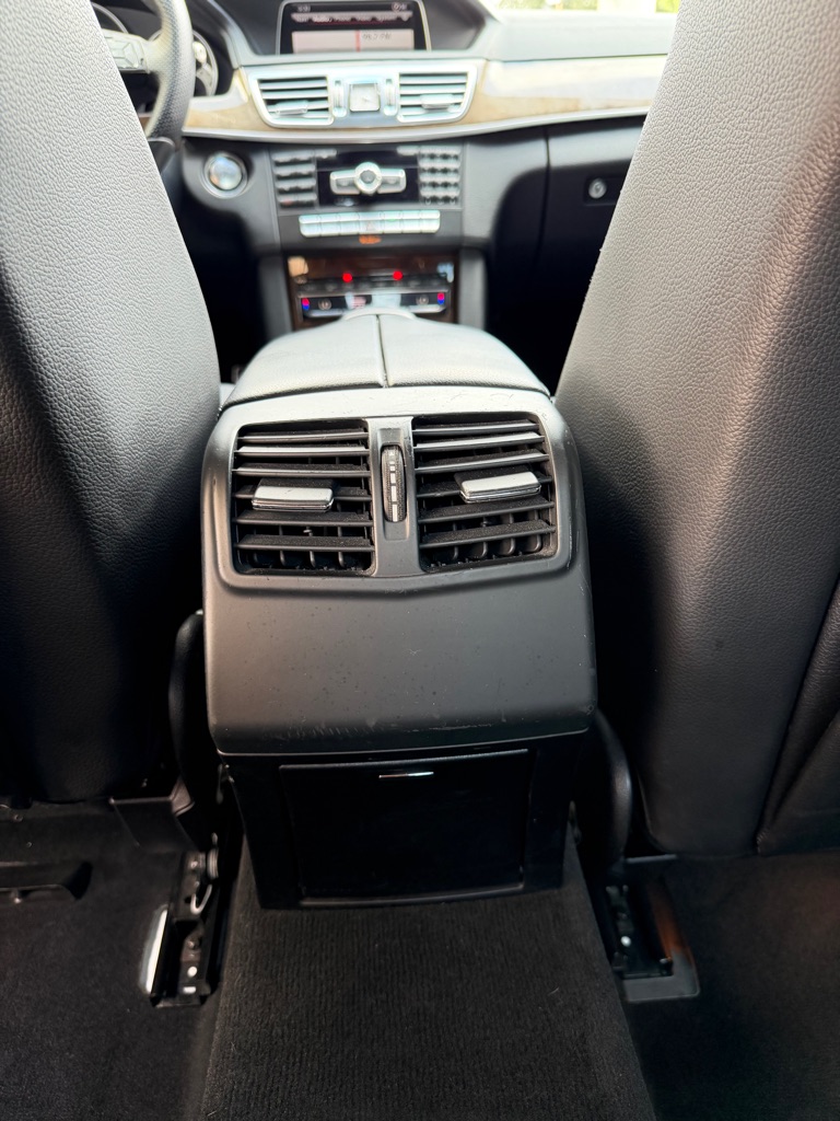 Photo 16 of this MERCEDES-BENZ E-CLASS