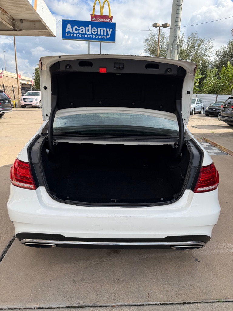Photo 23 of this MERCEDES-BENZ E-CLASS