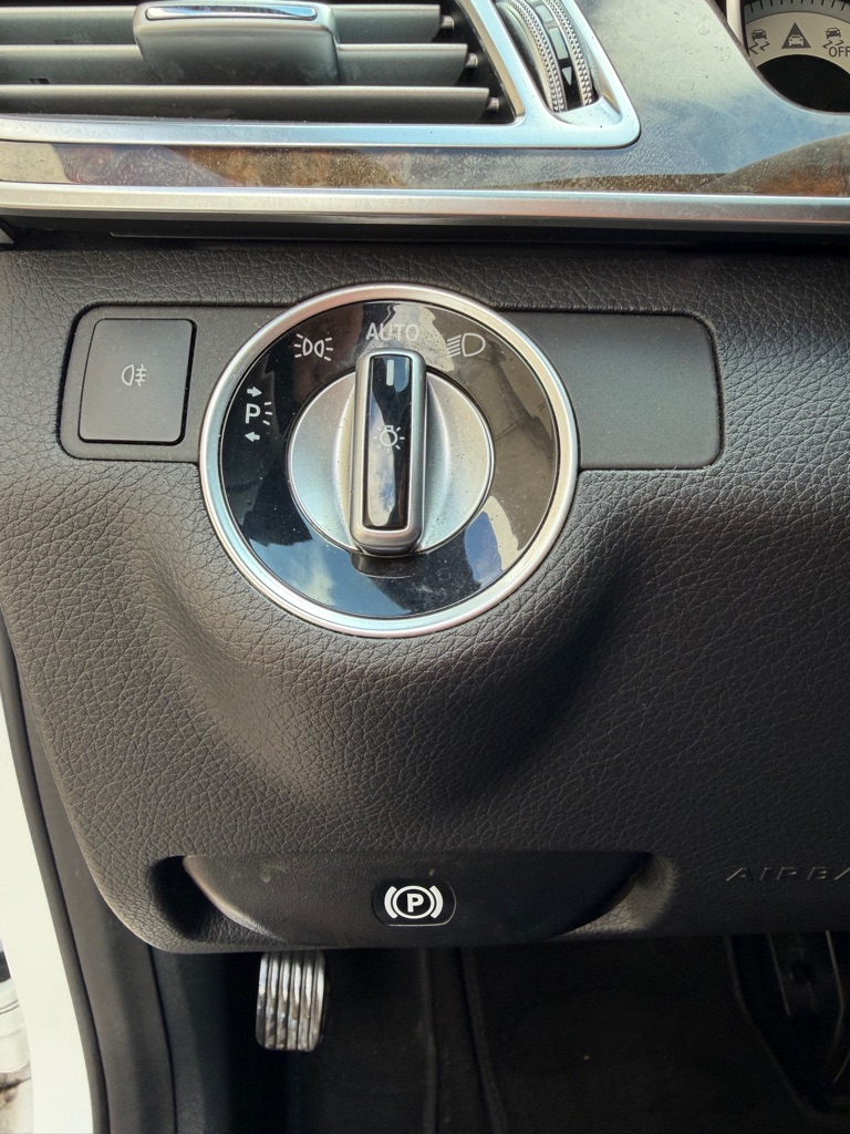 Photo 15 of this MERCEDES-BENZ E-CLASS