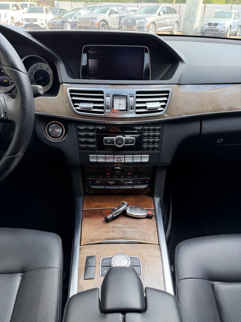 Photo 20 of this MERCEDES-BENZ E-CLASS