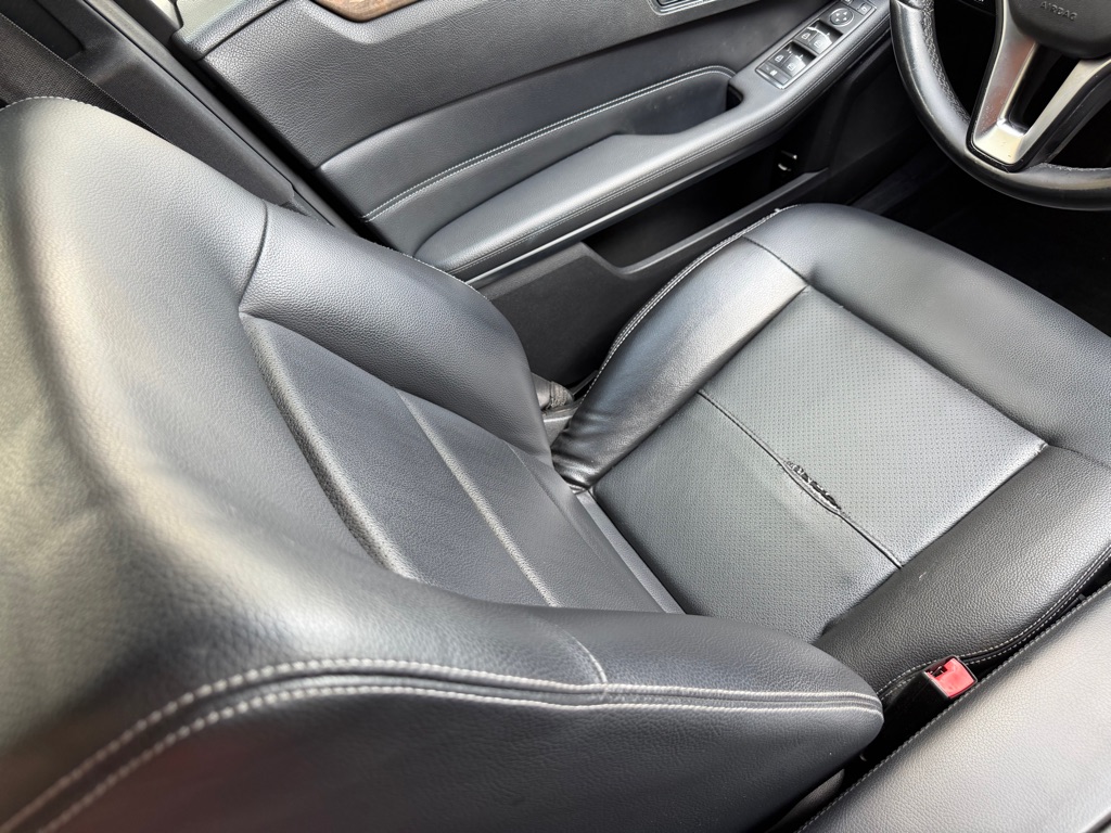 Photo 22 of this MERCEDES-BENZ E-CLASS