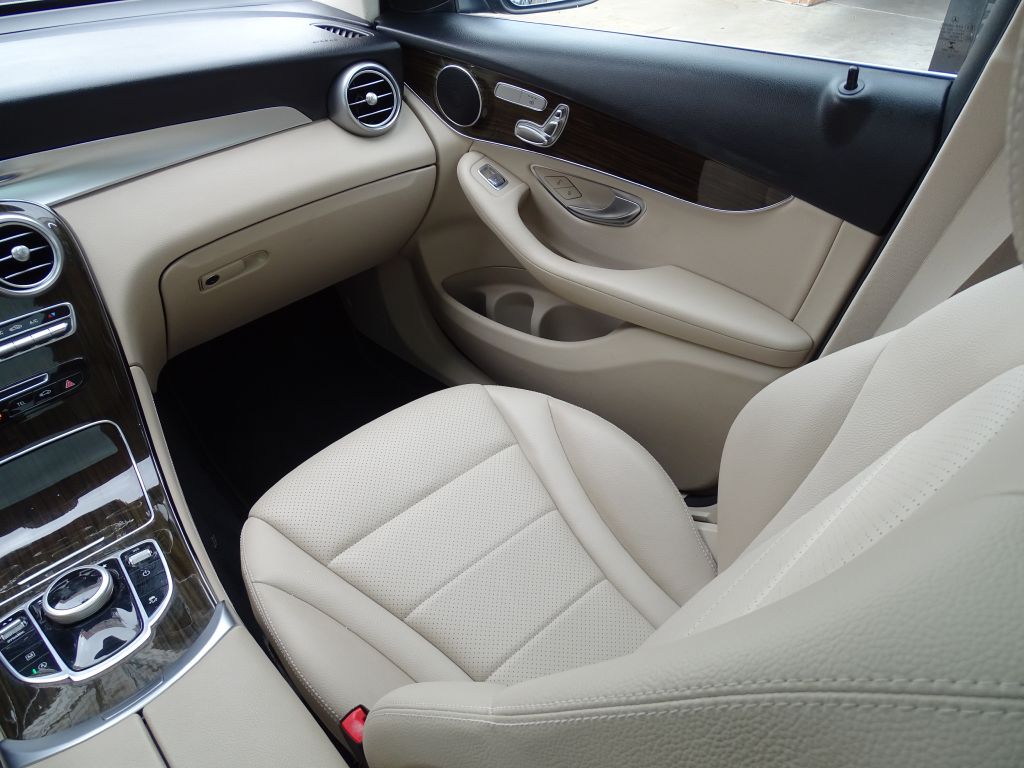 Photo 10 of this MERCEDES-BENZ GLC