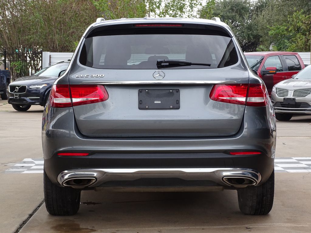 Photo 4 of this MERCEDES-BENZ GLC