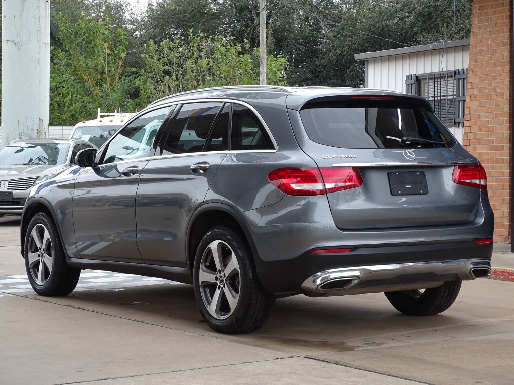 Photo 3 of this MERCEDES-BENZ GLC
