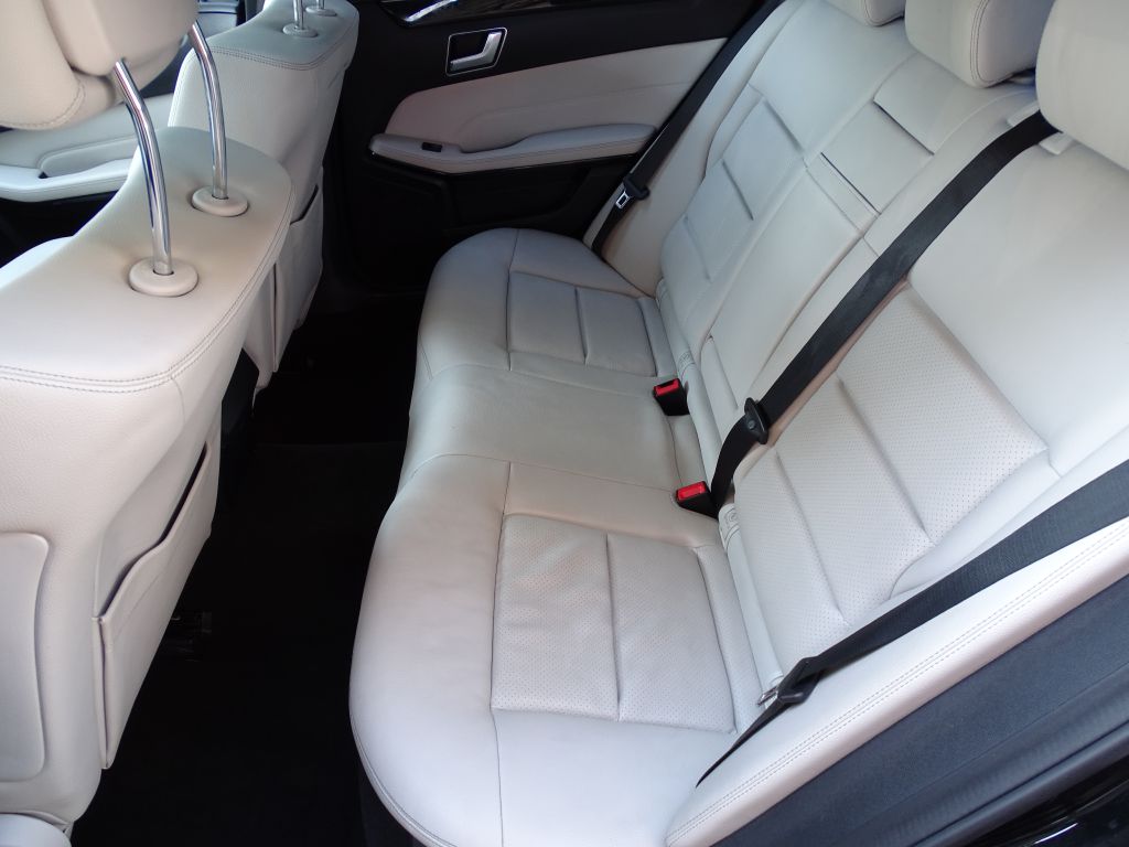 Photo 12 of this MERCEDES-BENZ E-CLASS