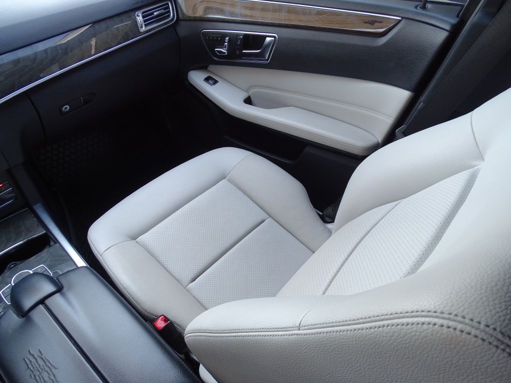 Photo 10 of this MERCEDES-BENZ E-CLASS