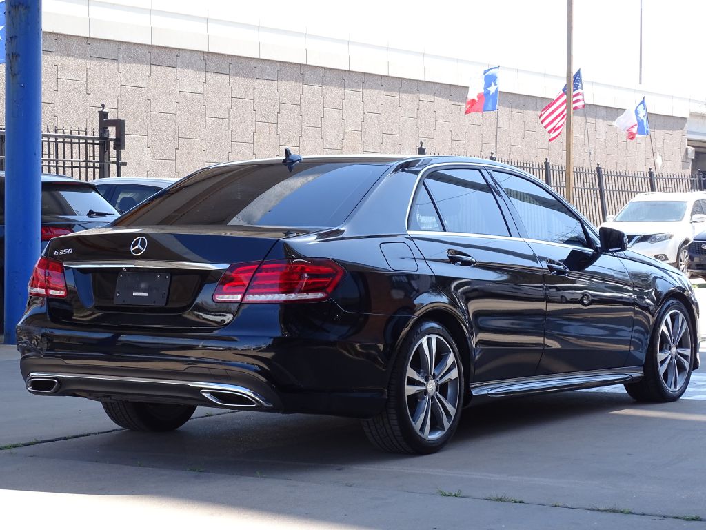 Photo 5 of this MERCEDES-BENZ E-CLASS