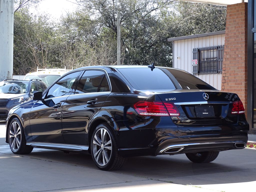 Photo 3 of this MERCEDES-BENZ E-CLASS