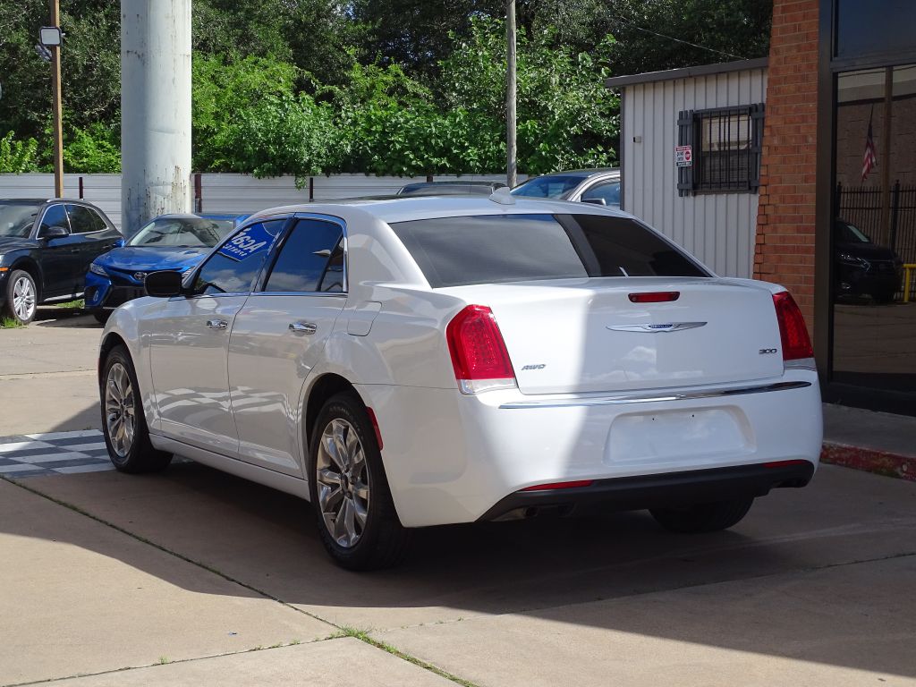 Photo 3 of this CHRYSLER 300
