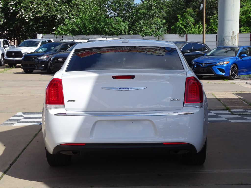 Photo 4 of this CHRYSLER 300