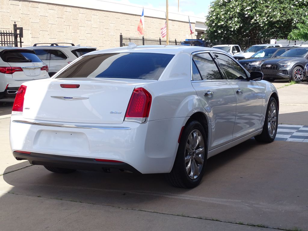 Photo 5 of this CHRYSLER 300
