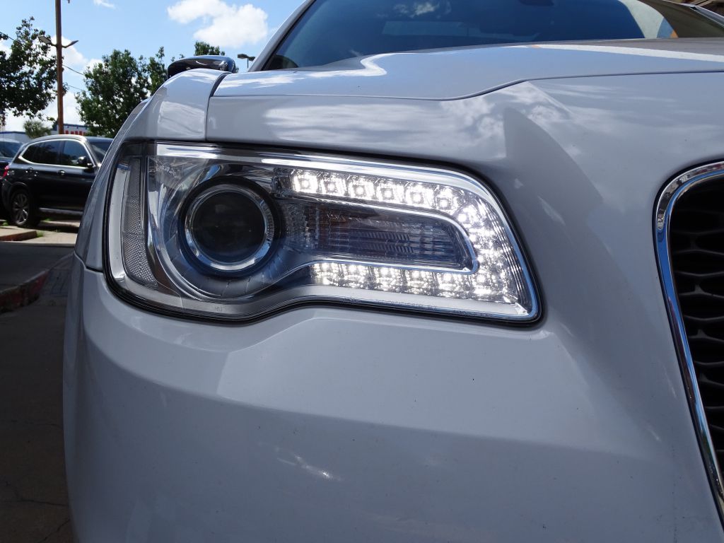 Photo 19 of this CHRYSLER 300
