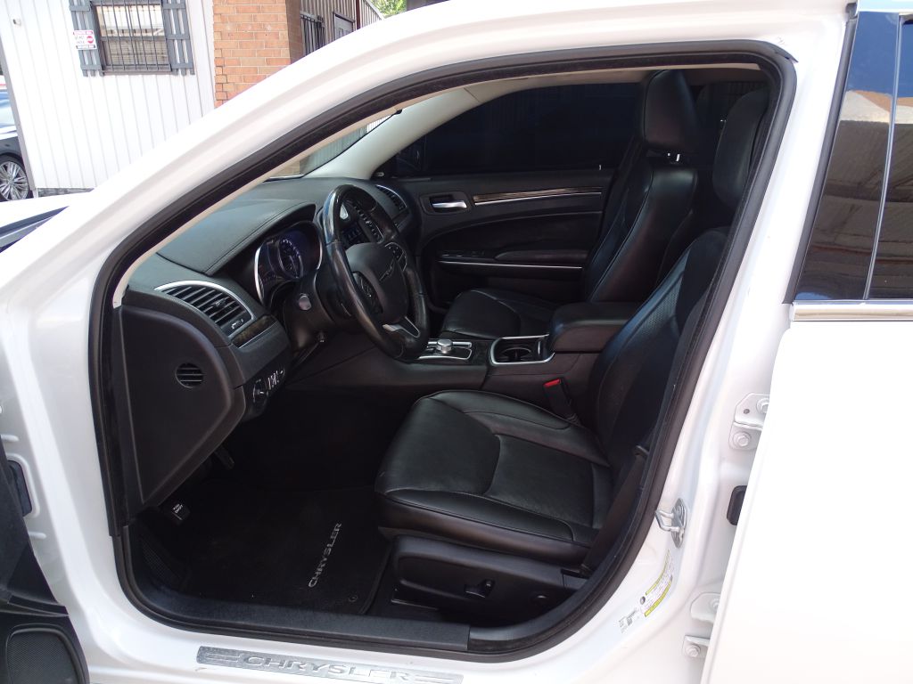 Photo 7 of this CHRYSLER 300