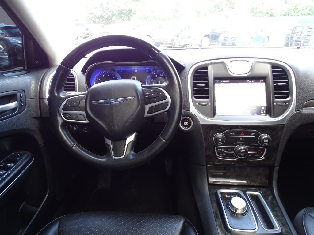 Photo 13 of this CHRYSLER 300