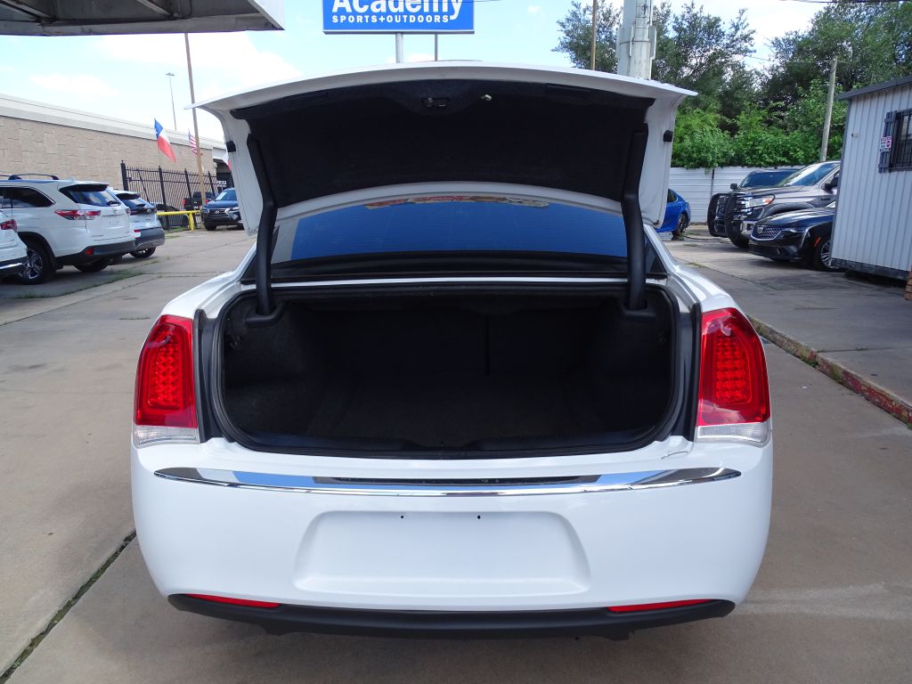 Photo 17 of this CHRYSLER 300