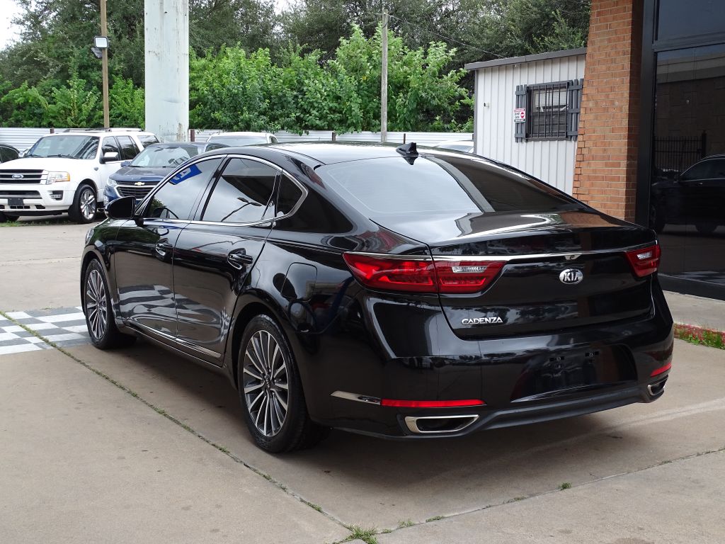 Photo 2 of this KIA CADENZA