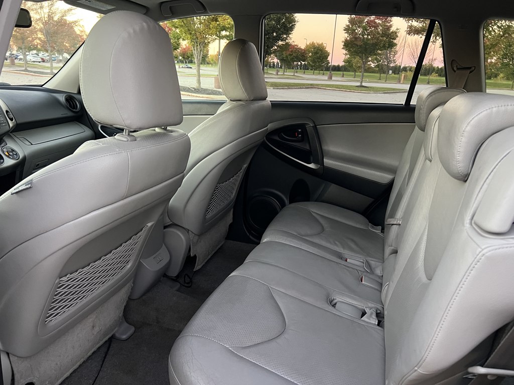 Photo 15 of this TOYOTA RAV4